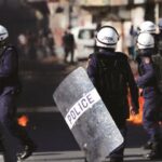 وكالة «أسوشتيدبرس»: «البحرين تشنّ حملة قمعٍ ضدّ المُعارضة على خلفيّة الصِّراع مع إيران»