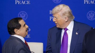 الرَّئيس الأمريكي «يحصد 400 مليون دولار من حاكم البحرين ويُعلِّق على خطابه بسخرية» – «وكالة بنا -فيديو»