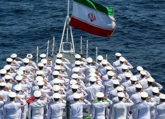 وكالات: «إجلاء مئات الجنود الأمريكيين من القواعد العسكريّة في البحرين وقطر تحسّبًا لردٍّ إيرانيّ»