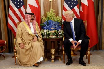 الرَّئيس الأمريكيّ «يُجري اتصالاتٍ مع أمين عام النَّاتو ودولٍ خليجيَّة ماعدا البحرين رغم تعرُّضها للقصف الإيرانيّ»