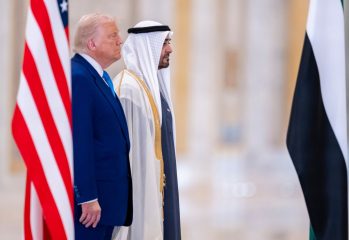 صحيفة «الغارديان»: «استقرار الدُّول الخليجيَّة مهدَّدٌ بعد أنْ جرفتهم الولايات المُتَّحدة في الحرب على إيران وتخلَّت عنهم»