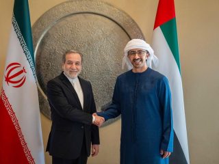 وكالة «بلومبرغ»: «الإمارات تتفاوض مع إيران بعد انهيارٍ اقتصاديّ إماراتيّ»