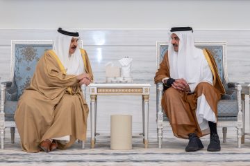 حاكم البحرين «يصف أمير قطر السَّابق بالأخ والصَّديق رغم تورُّطهِ بمحاولة انقلابيَّة عليه في التسعينيَّات» – «وكالة بنا»