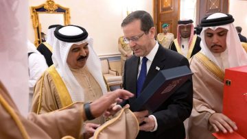 حاكم البحرين «يُجري اتصالًا مع نظيره الصّهيونيّ بعد تورُّطه بعُدوانٍ مشتركٍ مع الكويت على إيران» – «وكالة بنا – فيديو»