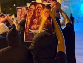 البحرين: «احتجاجاتٌ مُندِّدة بالمحاكمات الكيديَّةِ لعلماء المُسلمين الشِّيعة ومنهجيَّة الاضطهاد الطائفيّ» – «فيديو»