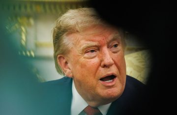 الرَّئيس الأمريكيّ «يُجدِّد التَّهديد بتدمير عُمان والدُّول الخليجيَّة في صمتٍ مُطْبِقْ» – «فيديو»