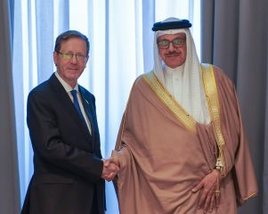 رئيس الكيان الصهيونيّ «يجتمع مع وزير خارجيَّة البحرين في ظلِّ تهديداتٍ إيرانيَّة» – «وكالة بنا – فيديو»